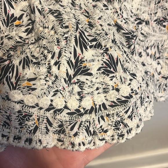 Solitaire White and Navy Embroidered Blouse XL - Picture 2 of 5